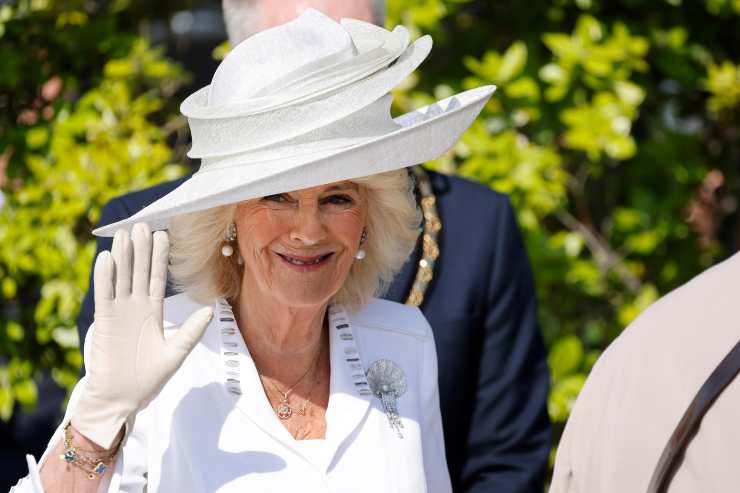 Regina Camilla abito bianco segreti